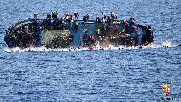 Cien migrantes desaparecidos al naufragar un bote en el Mediterráneo