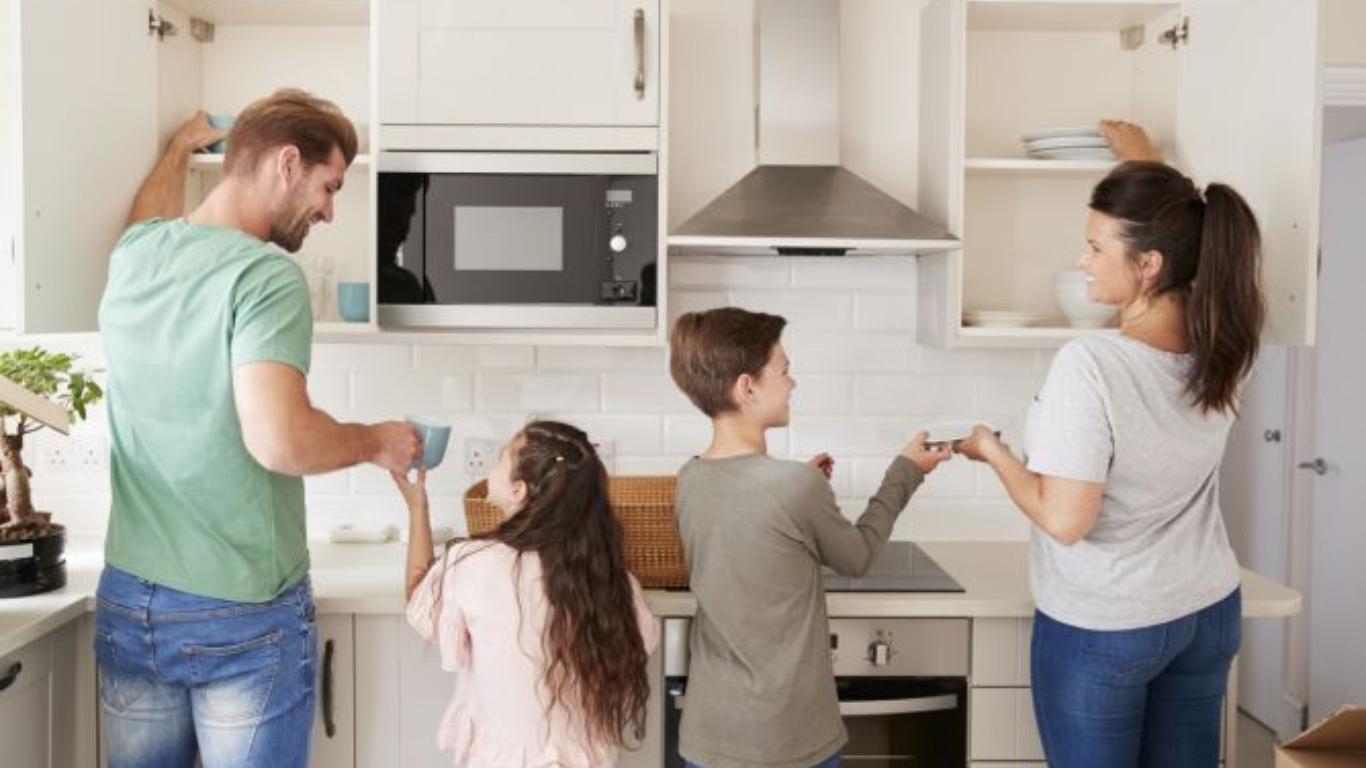 Los niños también pueden ayudar en las tareas del hogar. (Foto: Hogarmania)