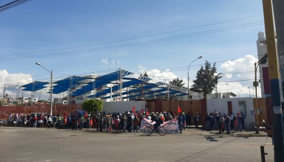 Obreros de Construcción Civil en los exteriores del Gobierno Regional de Arequipa.