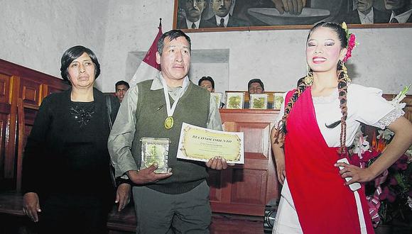 Rescatista Eloy Cacya recibe el reconocimiento de la madre de Jhon Barrientos