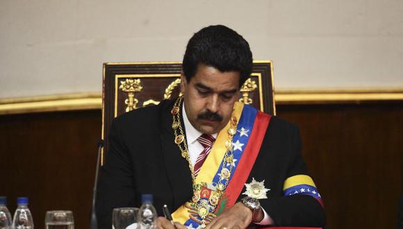 Maduro se declara "hijo de Chávez" al presentar su candidatura presidencial