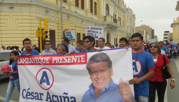 YouTube: Simpatizantes de César Acuña hacen proselitismo político en parque principal 