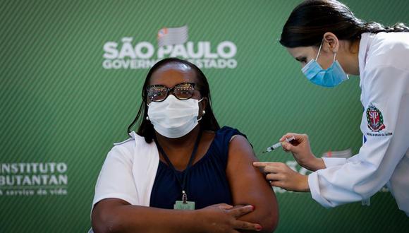 Mônica Calazans, enfermera del Hospital las Clínicas de la capital paulista recibe la vacuna contra el COVID-19 en Sao Paulo. (Foto: EFE/ Fernando Bizerra Jr.)