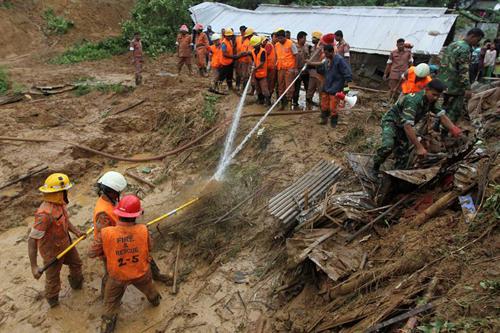 Bangladesh: 94 personas mueren sepultadas por desprendimientos de tierra