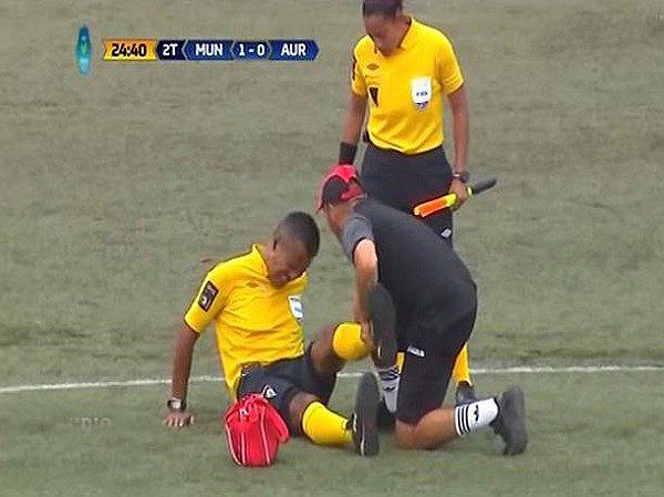 ​Árbitro se lesiona durante encuentro entre Municipal y Juan Aurich (VIDEO)