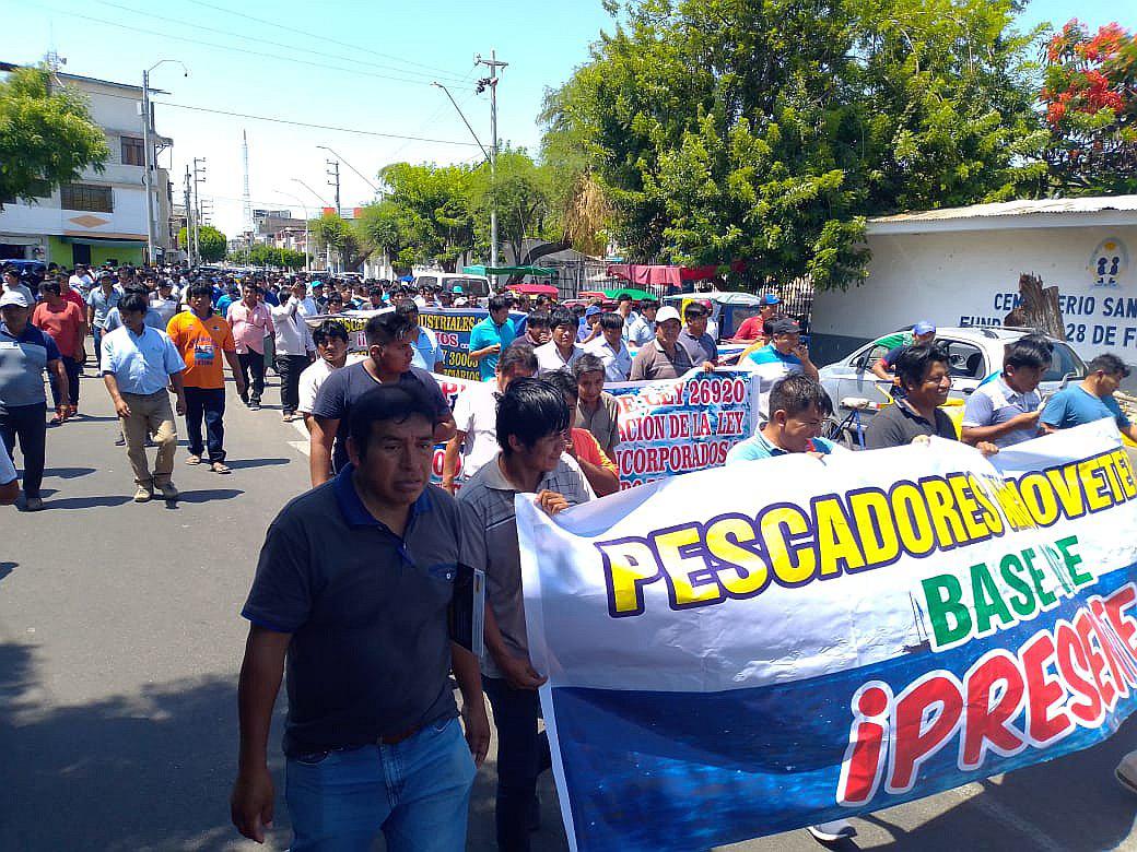 Unos 2,000 pescadores marchan contra la reestructuración de Imarpe