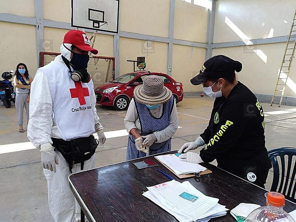 Cruz Roja entrega canastas de alimentos en Tacna