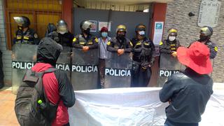 Tacna: Obrero se encadena en la puerta de municipio provincial