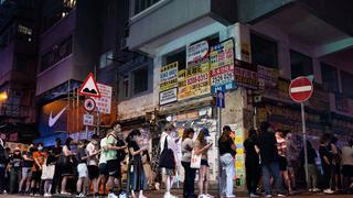 Apple Daily: compradores hacen fila por última edición de diario prodemocracia en Hong Kong (FOTOS)