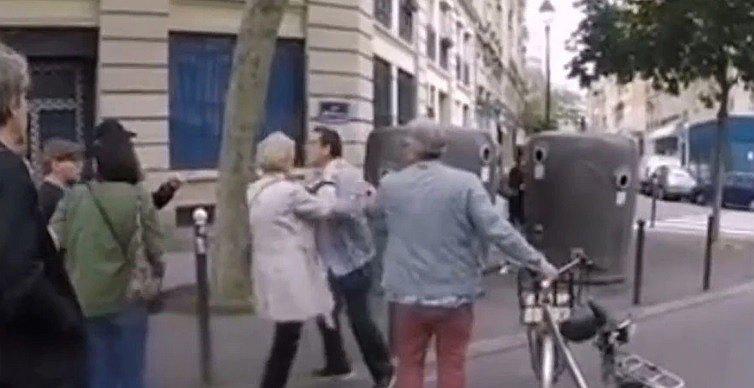 Golpean a hombre después que ayudó a cruzar la calle a una persona ciega en París 