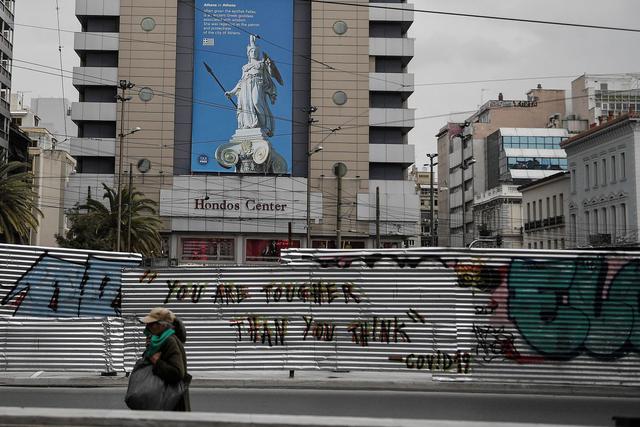 Las pocas personas que andaban en las calles llevaban, en su mayoría, guantes y caminaban a distancia unos de otros. (Foto: AFP)