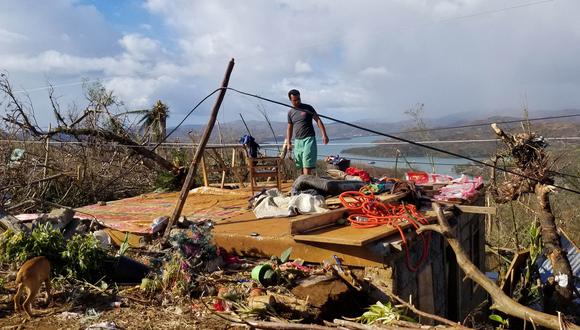 Esta imagen muestra a un residente parado sobre las ruinas de su casa causadas por el súper tifón Rai, en San José, isla de Dinagat. (Foto: OFFICE OF THE VICE-PRESIDENT OF THE PHILIPPINES / AFP)
