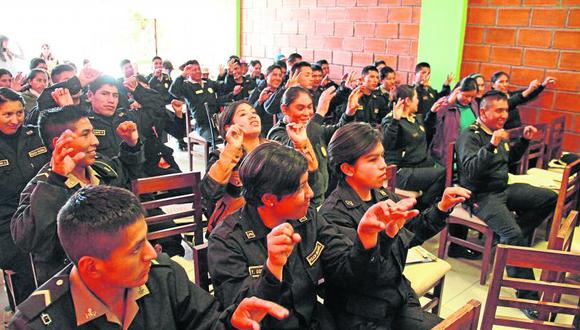 Policías toman clases para mejorar atención a sordomudos