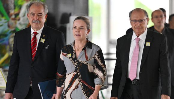 El vicepresidente electo de Brasil, Geraldo Alckmin (R), llega a una conferencia de prensa junto al presidente del Partido de los Trabajadores, Gleisi Hoffmann (C), y el exsenador Aloizio Mercadante (L), luego de una reunión con el Jefe de Gabinete del Presidente Bolsonaro, Ciro Nogueira. (Foto de EVARISTO SA / AFP)