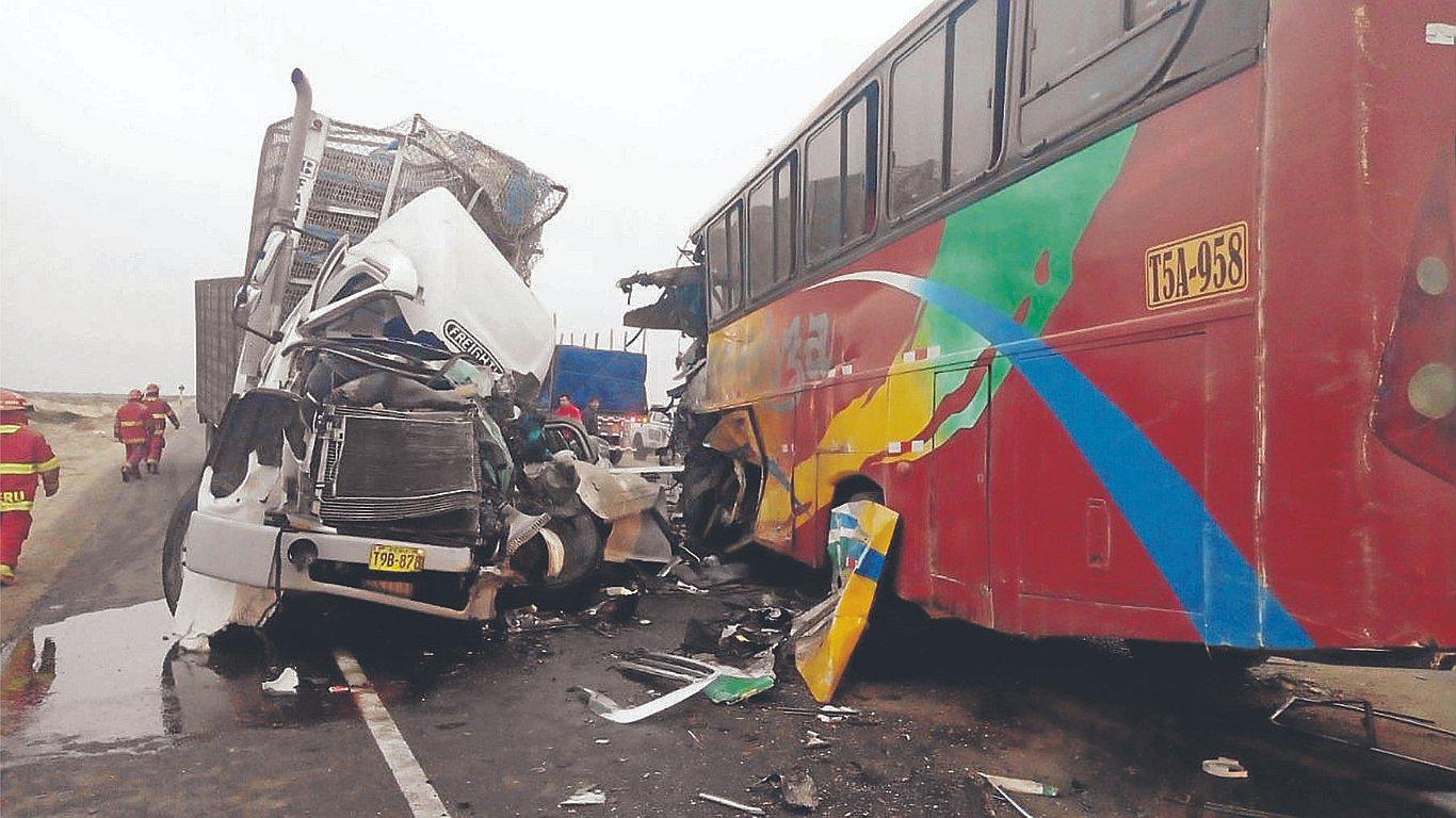 Choque entre un ómnibus y un tráiler deja dos muertos 