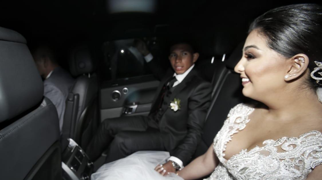 Edison Flores y Ana Siucho, luego del matrimonio, dedicaron unas palabras a la prensa. (Fotos: Renzo Salazar/ El Comercio)