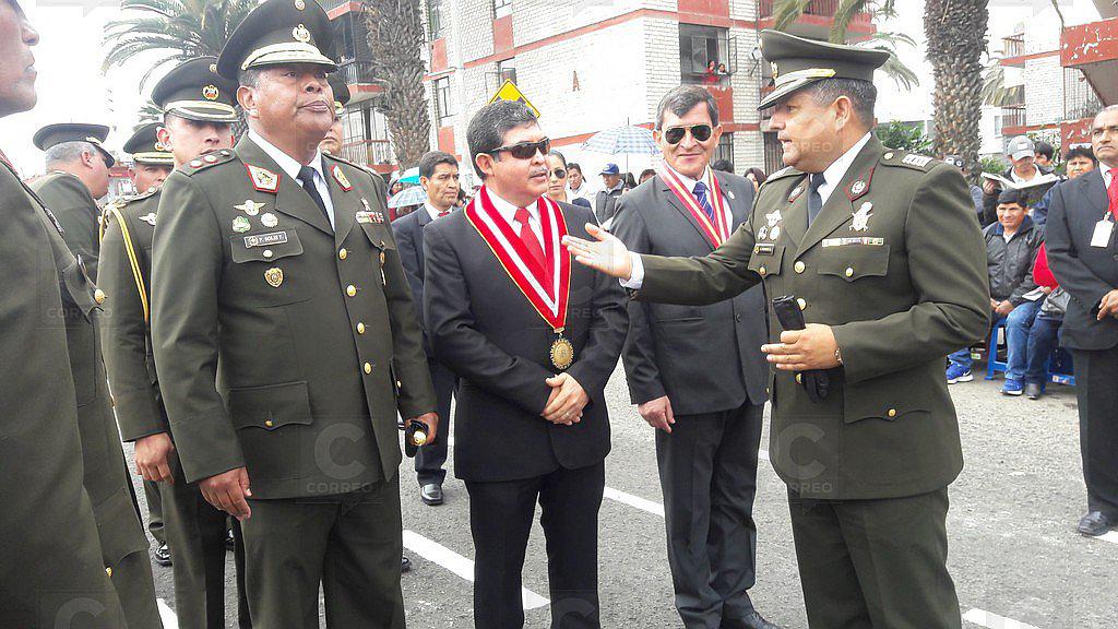 Abuchean a gobernador regional Omar Jiménez antes del desfile militar