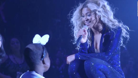 Beyoncé canta con niña con cáncer terminal en concierto (VIDEO)