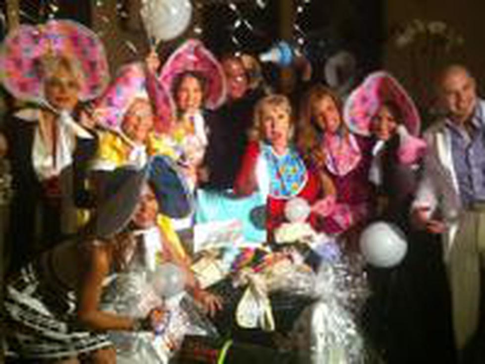 Thalía festeja ‘baby shower' con artistas