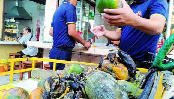 Chimbote: Multan a comerciantes de Mercado Modelo por vender jugos con fruta malograda