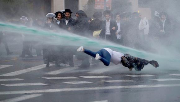 Una transeúnte fue lanzada por los aires durante protesta de judíos en Israel (VIDEO)