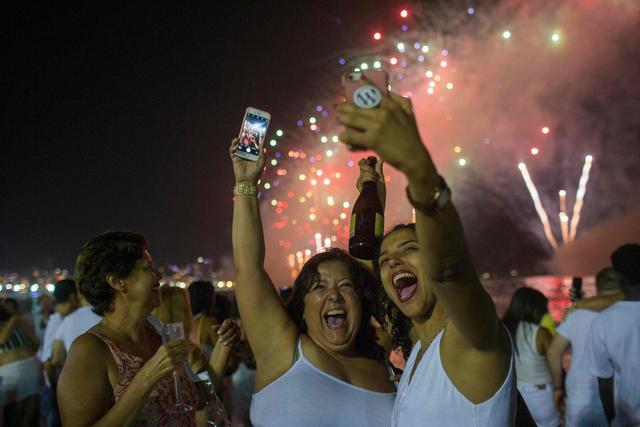 Un espectáculo que deslumbró a los asistentes durante la fiesta de fin de año conocida en el país tropical como "Reveillón". (AFP)