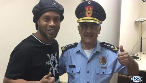 ¡No se lo quiso perder! Jefe de la comisaría aprovechó la diligencia para fotografiarse con Ronaldinho