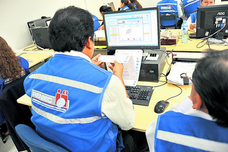 Reinicia mañana verificación de firmas de revocatoria de Villarán