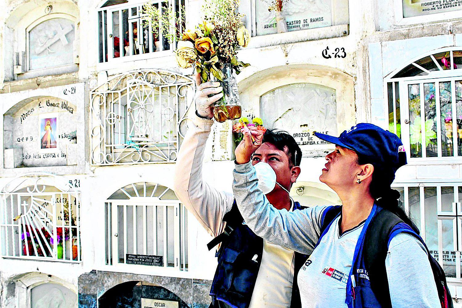 Previenen el dengue en cementerios