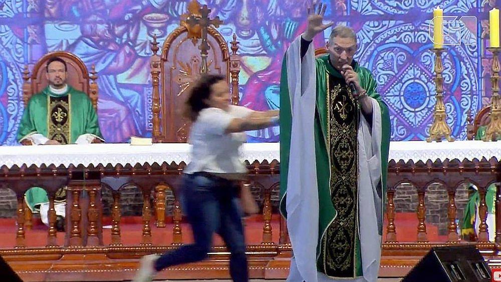Mujer empuja a un sacerdote durante una misa en Brasil (VIDEO)