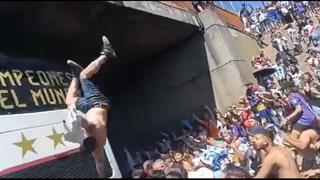 Hincha se lanza de un puente al bus de la selección Argentina y terminó en el piso (VIDEO)