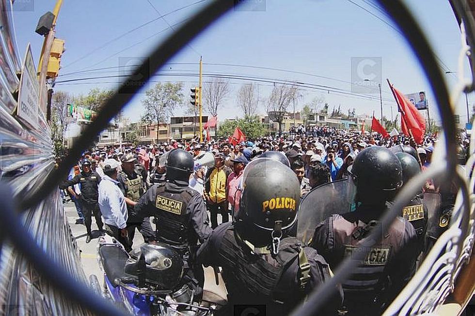 ​Administrativos y obreros protestan ante llegada de Martin Vizcarra (FOTOS)