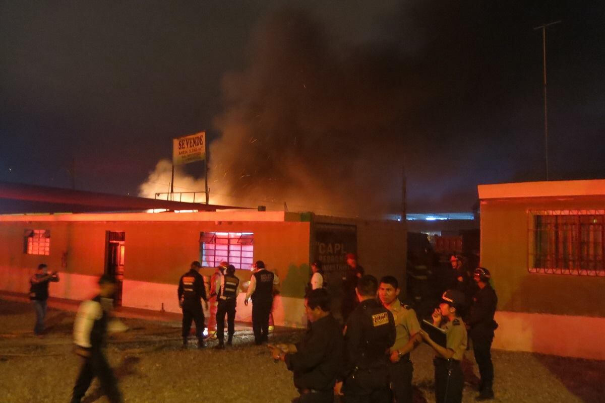 Tacna: incendio en almacén incineró por lo menos ocho vehículos