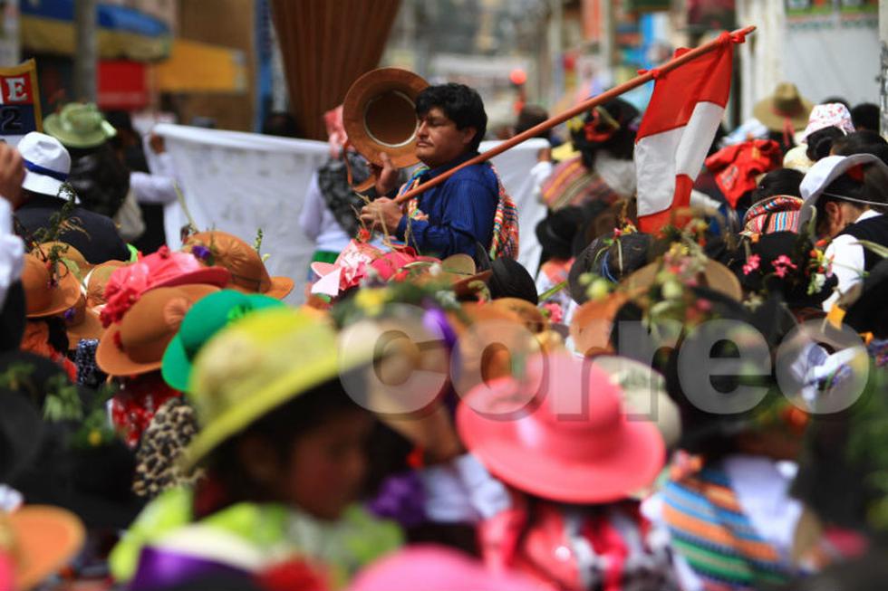 Niños "marcan" plantas en fiesta de santiago (FOTOS)