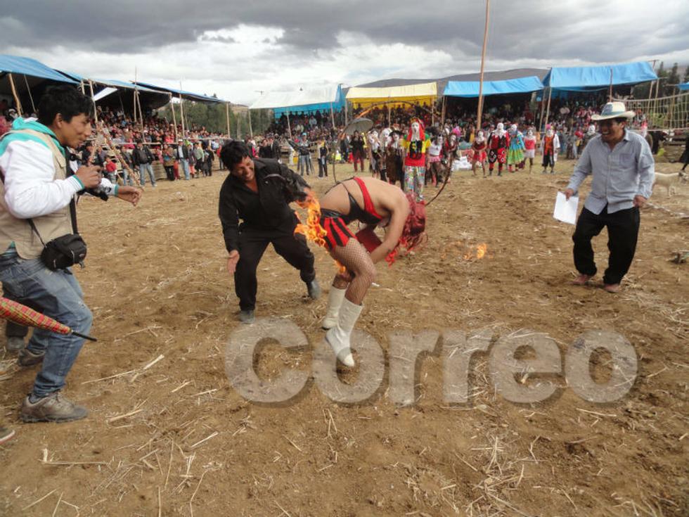 Hombre se quema el trasero en show de "Camilles" (FOTOS)