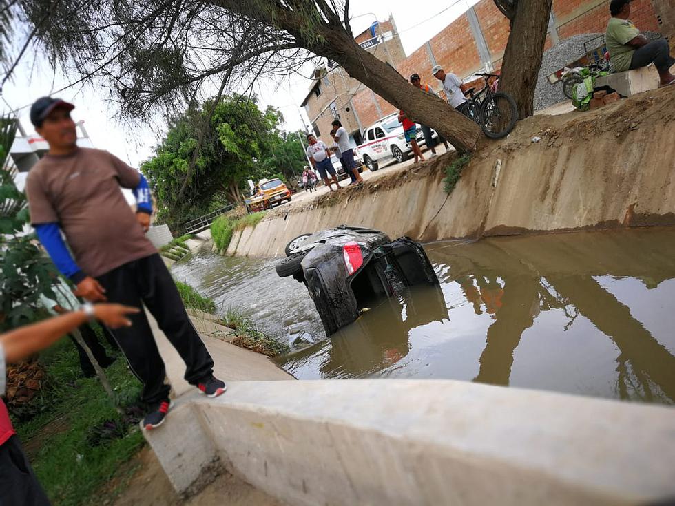 Vehículo se despista y cae en acequia Pulen de Chiclayo (VIDEO)