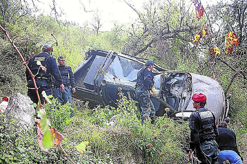 Camioneta cae a abismo e ingeniero muere