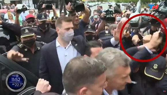 Mauricio Macri le roba el micrófono a periodista y lo tira al suelo. (Foto: Twitter @ceciliamoreauok)