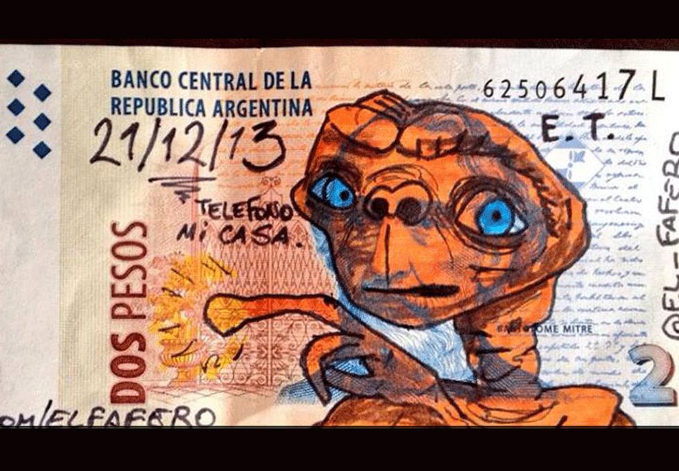 Se burlan de la inflación en Argentina creando billetes de Alf, Batman y Los Simpsons