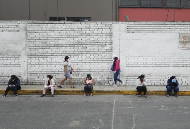 Personas mantienen su distancia mientras realizan las colas. (Foto: Miguel Yovera)