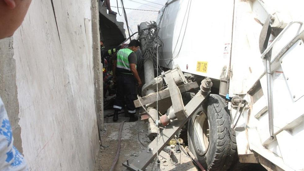 Hombre queda atrapado tras choque de camión de basura contra dos mototaxis y auto