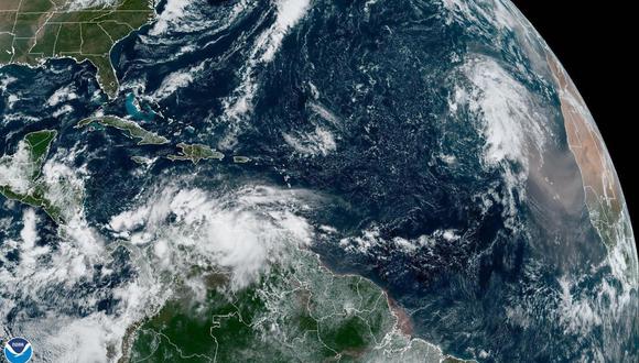 Imagen satelital cedida hoy jueves por la Oficina Nacional de Administración Oceánica y Atmosférica de Estados Unidos (NOAA) a través del Centro Nacional de Huracanes (NHC), en la que se muestra el estado del clima en el Atlántico. (Foto de EFE/NOAA-NHC)