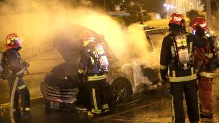 Patrullero se incendió por presunto cortocircuito en plena vía pública del Cercado de Lima (VIDEO y FOTOS)