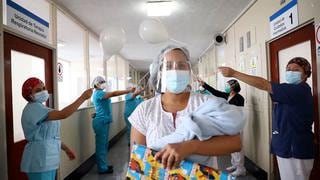 Médicos operan a bebé prematuro y evitan que termine ciego de por vida en hospital Rebagliati
