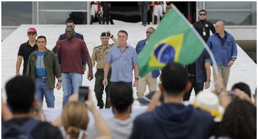 Jair Bolsonaro critica cuarentena y pide a los brasileños no “acobardarse con ese virus”. (Foto: AFP/Sergio LIMA)