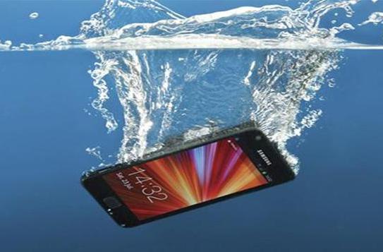 Tips: Lo que debes hacer si se te moja el celular