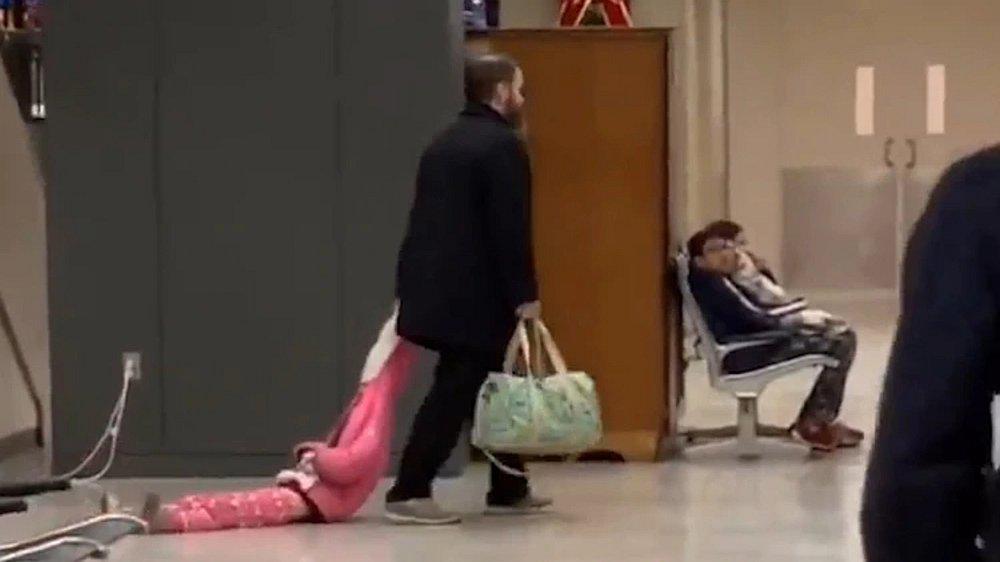 Hombre es grabado arrastrando a su hija en el aeropuerto (VIDEO)
