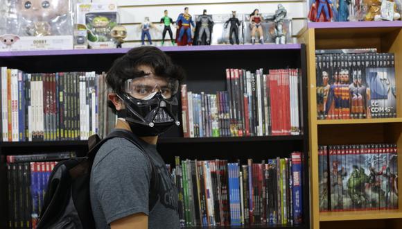 Jóvenes y adultos compraron DVD, réplicas, historietas, figuras de colección, ‘funkos’ y ropa. Fotos: Fernando Sangama (GEC)