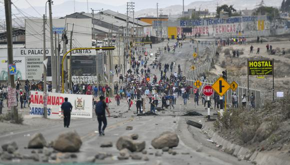 Manifestantes bloquean la carretera Panamericana durante una protesta en el Cono Norte de Arequipa, Perú, el 12 de diciembre de 2022. (Foto de Diego Ramos / AFP)