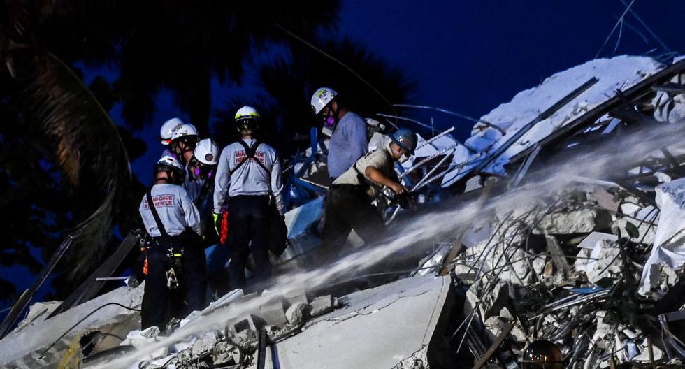 El personal de búsqueda y rescate trabaja en un edificio colapsado parcial en Surfside, Miami Beach, el 24 de junio de 2021. (CHANDAN KHANNA / AFP).
